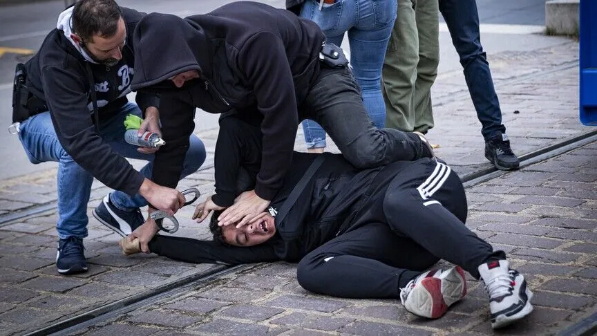 Gati 6.900 persona të ndaluar nga policia gjatë protestave të nxënësve dhe studentëve në Francë, shumica të mitur