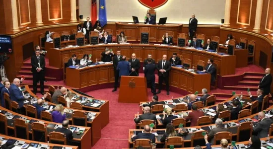 Kuvendi i Shqipërisë miraton mes tensionesh reformën e re administrativo-territoriale