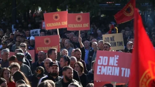 Mijëra qytetarë protestojnë në sheshet e Prishtinës kundër aktgjykimit të Gjykatës Speciale