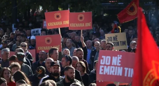Mijëra qytetarë protestojnë në sheshet e Prishtinës kundër aktgjykimit të Gjykatës Speciale