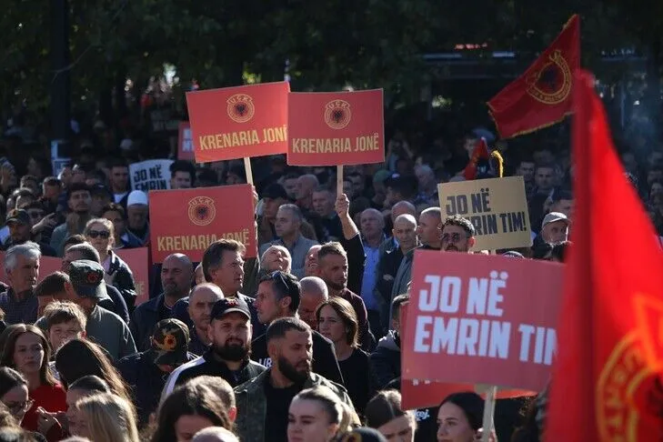 Mijëra qytetarë protestojnë në sheshet e Prishtinës kundër aktgjykimit të Gjykatës Speciale