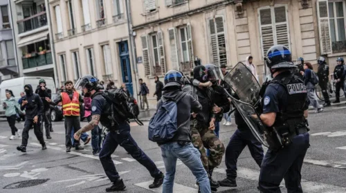 “Amnesty International” ngre alarmin për dhunën policore ndaj nxënësve të shkollave të mesme në Francë