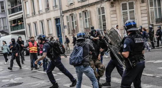 “Amnesty International” ngre alarmin për dhunën policore ndaj nxënësve të shkollave të mesme në Francë