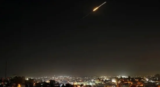 Një shtetas saudit plagoset në Riad nga mbetjet e rëna pas interceptimit të raketave balistike të Huthive