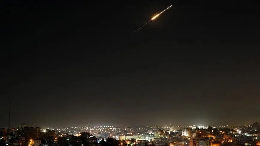 Një shtetas saudit plagoset në Riad nga mbetjet e rëna pas interceptimit të raketave balistike të Huthive