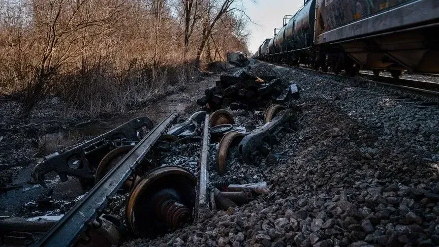 Rusi, 20 vagonë të një treni mallrash dalin nga shinat, marrin flakë 7 cisterna