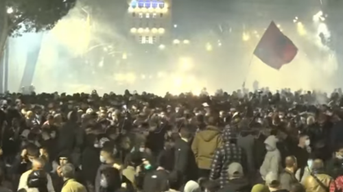 Përplasjet gjatë protestës në Tiranë, 29 të lënduar në Spitalin e Traumës, 23 prej tyre policë