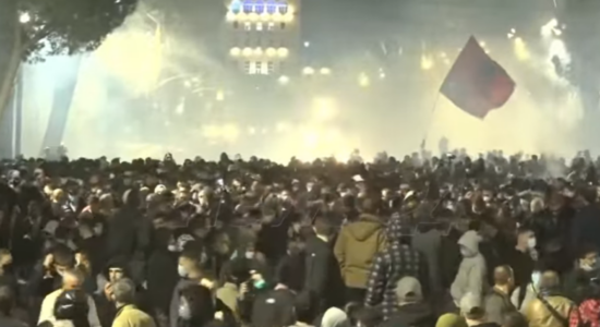 Tirana në kaos/ Brohorima në shesh: Dorëheqje, dorëheqje! Zjarr pranë “Kullave Binjake”