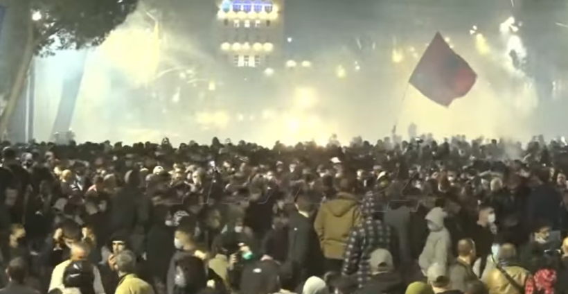 Tirana në kaos/ Brohorima në shesh: Dorëheqje, dorëheqje! Zjarr pranë “Kullave Binjake”