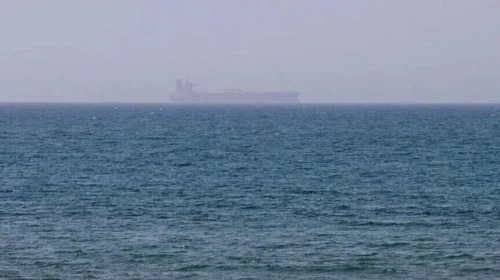UKMTO: Një anije kontejnerësh dhe një tanker goditen nga predha të panjohura në Ngushticën e Hormuzit