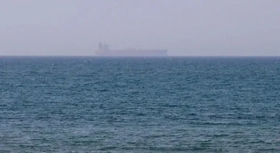 UKMTO: Një anije kontejnerësh dhe një tanker goditen nga predha të panjohura në Ngushticën e Hormuzit