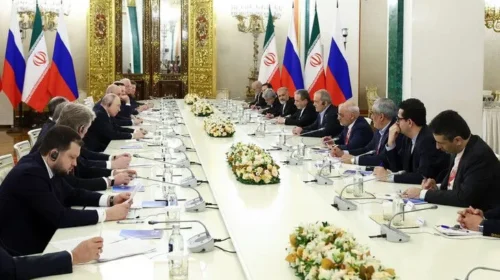Presidentët e Iranit dhe Rusisë diskutojnë tensionet rajonale dhe marrëdhëniet dypalëshe në Moskë
