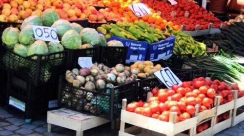 Mbi 5 tonë ushqim i konfiskuar dhe shkatërruar nga dy tregje të gjelbra në Shkup