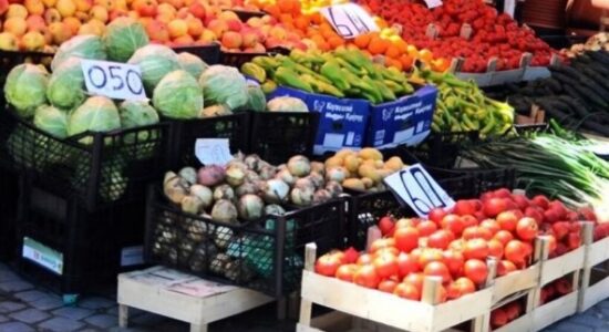 Mbi 5 tonë ushqim i konfiskuar dhe shkatërruar nga dy tregje të gjelbra në Shkup