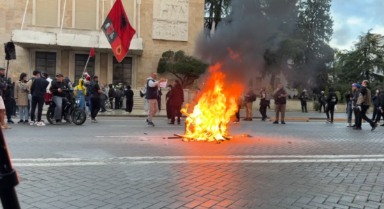 Protestuesit thyejnë ‘karriget e dialogut’ para Kryeministrisë, iu vendosin flakën