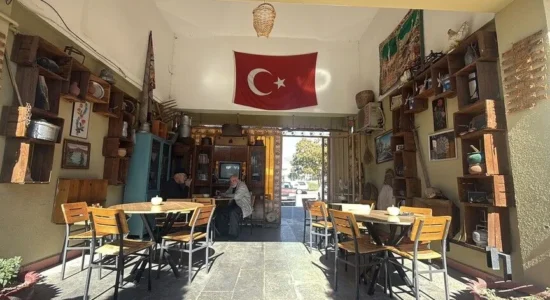 E mbushur me sende të vjetra, kafeneja në oborrin e xhamisë u ngjason muzeve