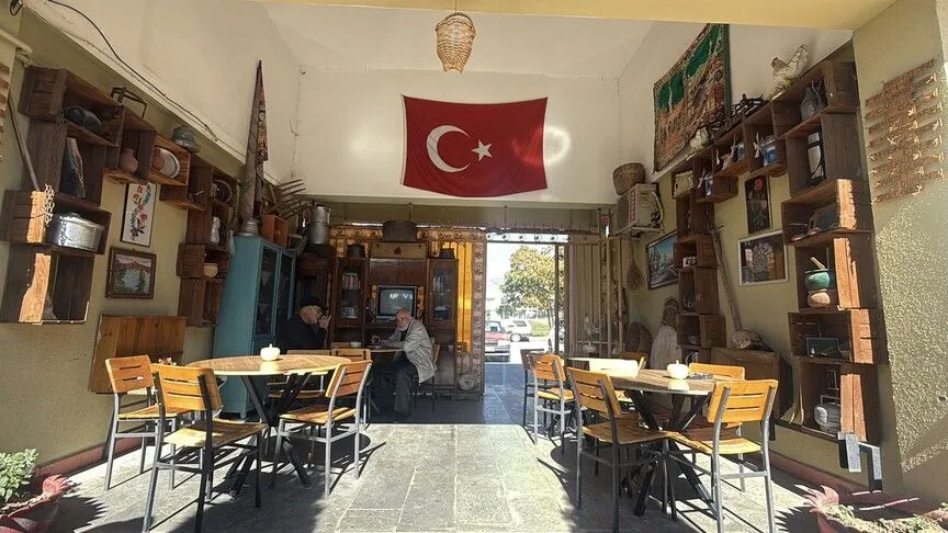 E mbushur me sende të vjetra, kafeneja në oborrin e xhamisë u ngjason muzeve