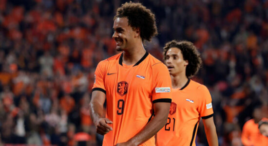 Zirkzee nderon Xavi-n, Holanda “thyen” 2-1 Serbinë