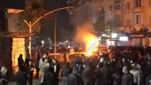 Studentët vazhdojnë protestën, thyhen edhe xhamat e filialit të një banke
