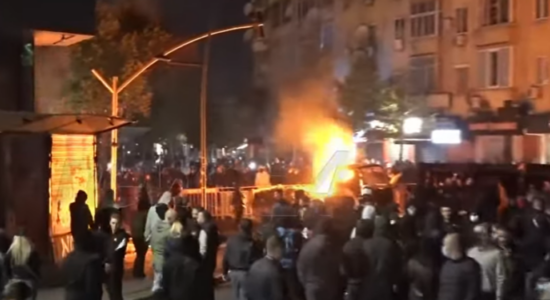 Studentët vazhdojnë protestën, thyhen edhe xhamat e filialit të një banke