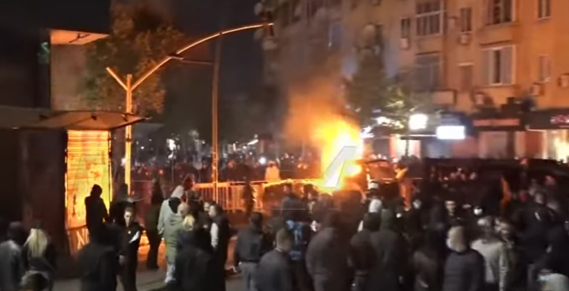 Studentët vazhdojnë protestën, thyhen edhe xhamat e filialit të një banke