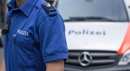 Shqiptari hidhet nga dritarja për t’i ikur policisë në Zvicër, arrestohet pas arratisjes – i gjenden heroinë, kokainë dhe armë