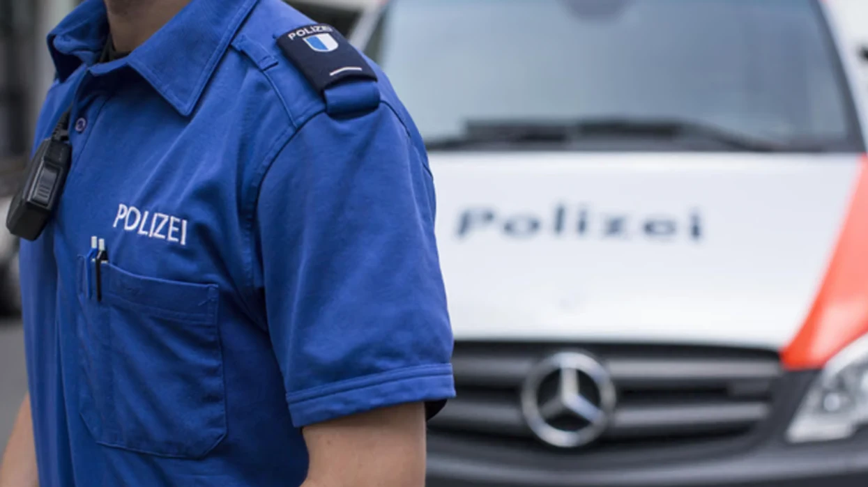 Shqiptari hidhet nga dritarja për t’i ikur policisë në Zvicër, arrestohet pas arratisjes – i gjenden heroinë, kokainë dhe armë